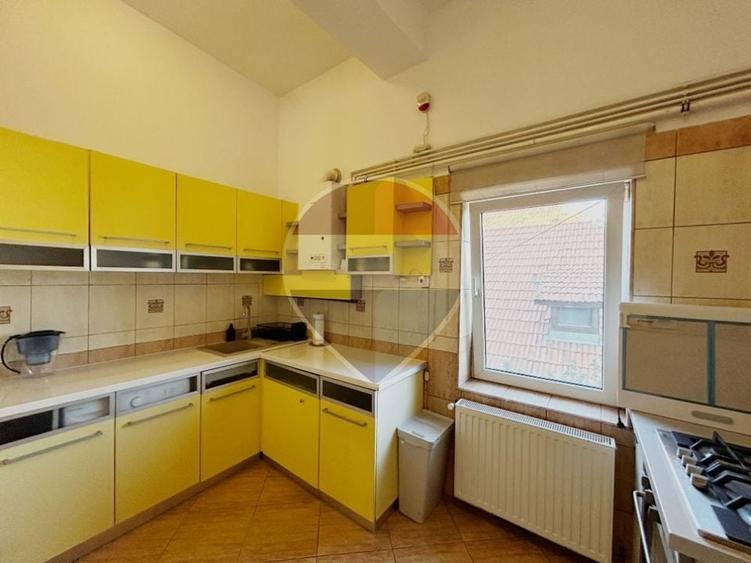 Apartament cu 3 camere semidecomandat, mobilat în Primăverii