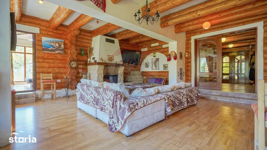 Casă cu 8 camere cu Teren 1000 Mp în Central