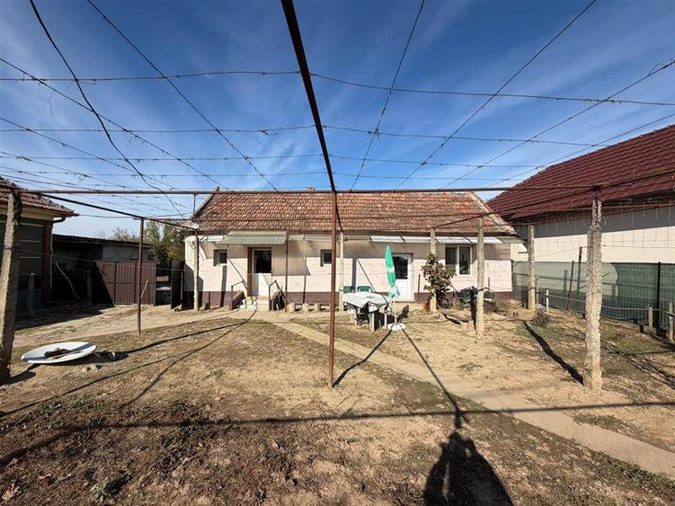 Casă cu 3 camere cu Teren 1240 Mp în Ineu