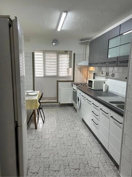 Apartament cu 4 camere semidecomandat în Crângași