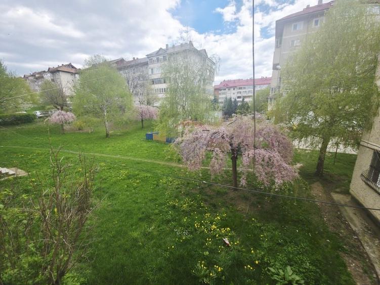 Apartament cu 4 camere decomandat, mobilat în Calea Romanului