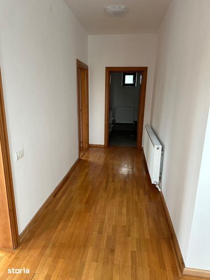 Casă cu 9 camere cu Teren 550 Mp în Drumul Taberei