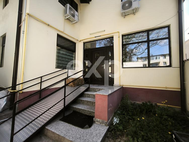 Casă individuală cu 6 camere cu Canalizare în Ultracentral