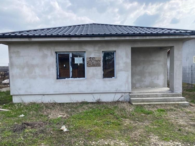 Casă cu 3 camere în Sintești