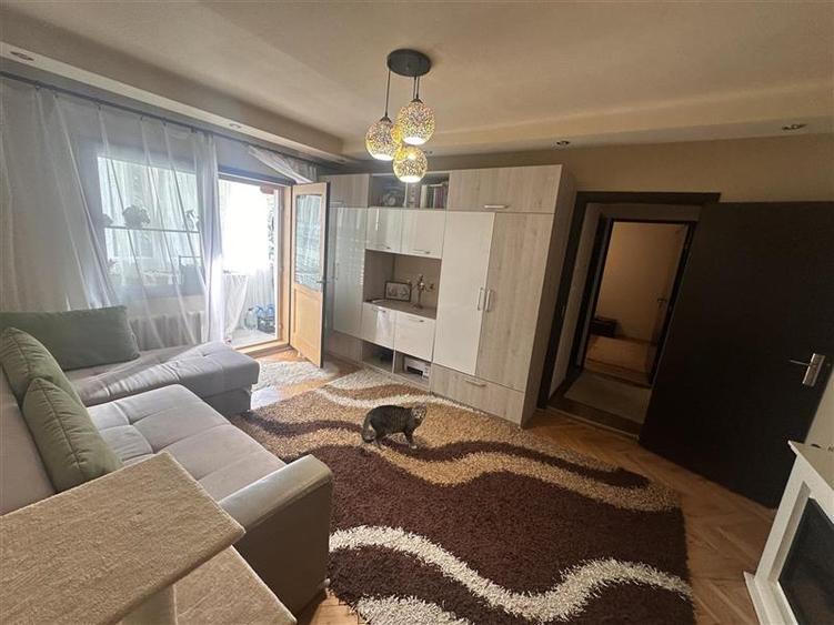 Apartament cu 3 camere semidecomandat în Lipovei