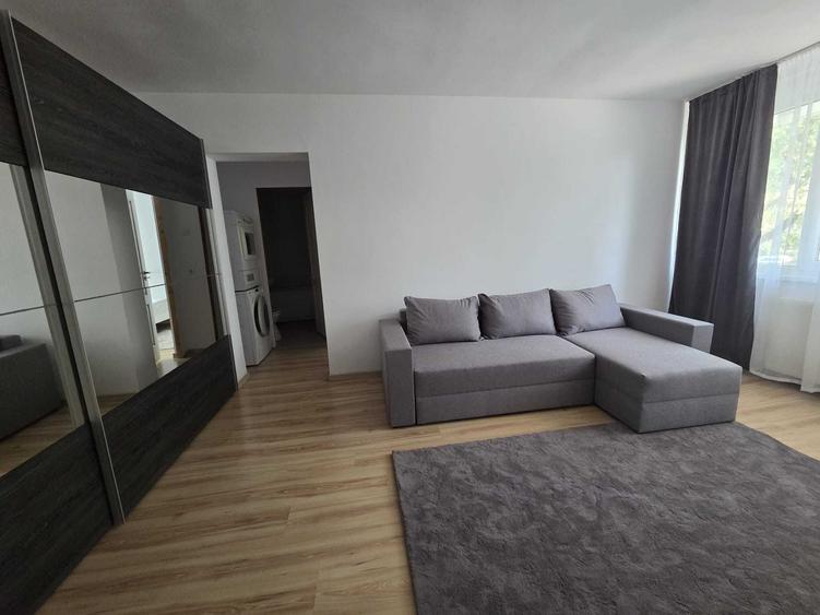 Apartament cu 2 camere semidecomandat în Aleea Carpați