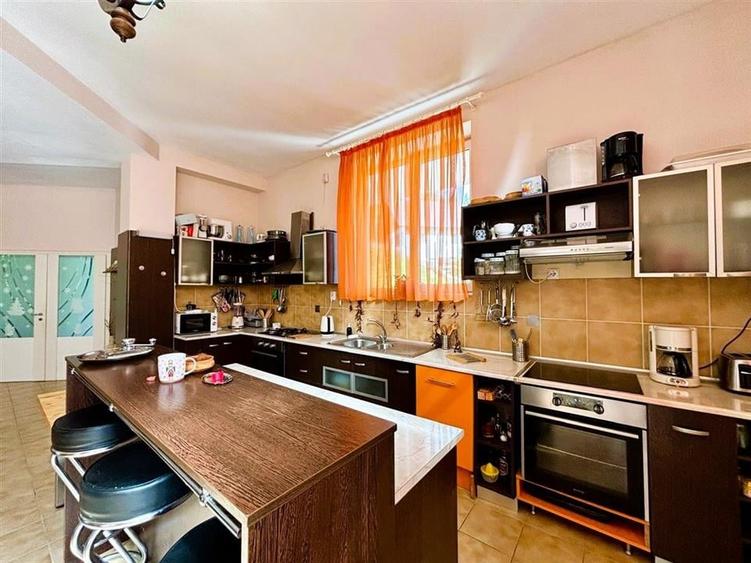 Casă individuală cu 10 camere cu Piscina în Malul Ursului