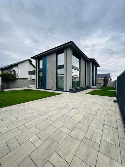 Casă individuală cu 6 camere cu Teren 730 Mp în Exterior Est