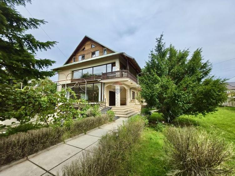 Casă individuală cu 15 camere cu Teren 1092 Mp în Câmpinița