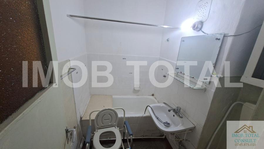 Apartament cu 3 camere semidecomandat în Craiovei