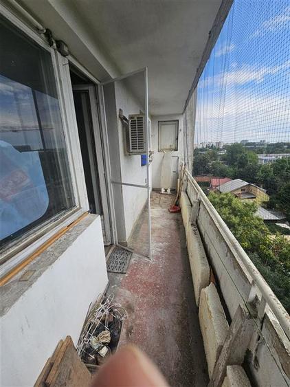 Apartament cu 3 camere semidecomandat în Berceni