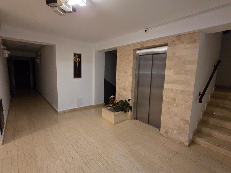 Apartament cu 3 camere semidecomandat în Dămăroaia