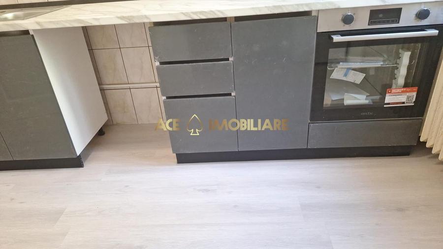 Apartament cu 3 camere semidecomandat, mobilat în Ozana