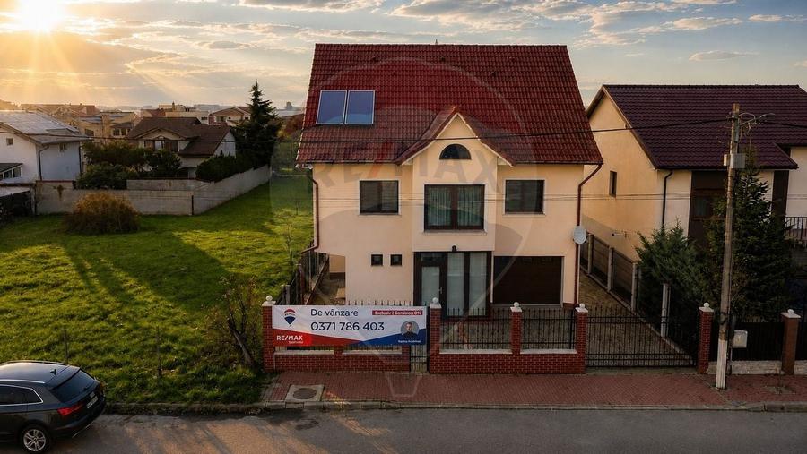 Casă individuală cu 7 camere cu Teren 429 Mp în Central