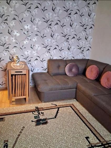 Apartament cu 3 camere semidecomandat, mobilat în Calea Moldovei
