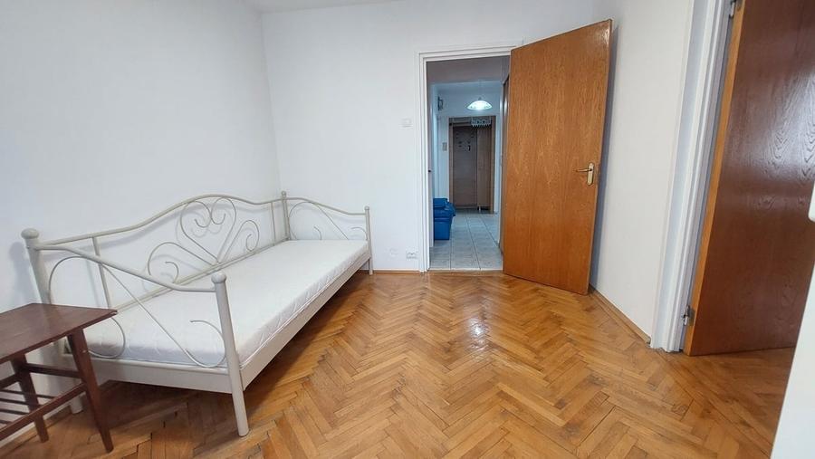 Apartament decomandat în Est