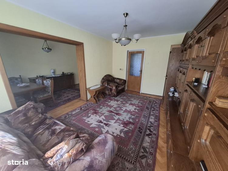 Apartament cu 4 camere semidecomandat în Săsar