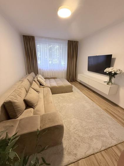 Apartament cu 3 camere decomandat în Calea București