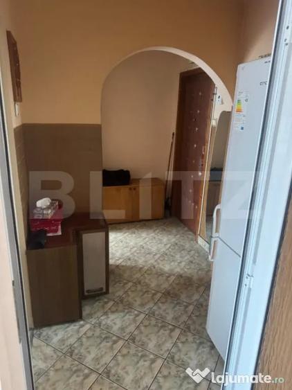 Apartament cu 3 camere semidecomandat în Central