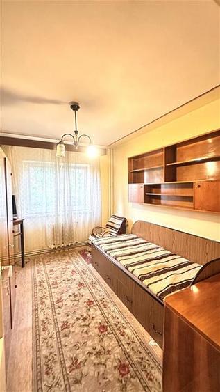 Apartament cu 3 camere decomandat în Astra