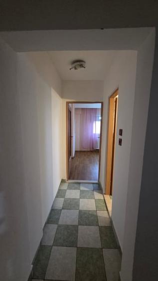 Apartament cu 3 camere semidecomandat, mobilat în Micro 16