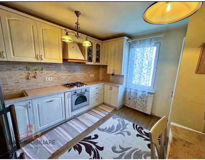 Apartament cu 4 camere decomandat în Tudor