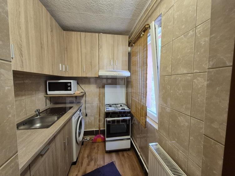 Apartament cu 3 camere semidecomandat, mobilat în Craiovița Nouă