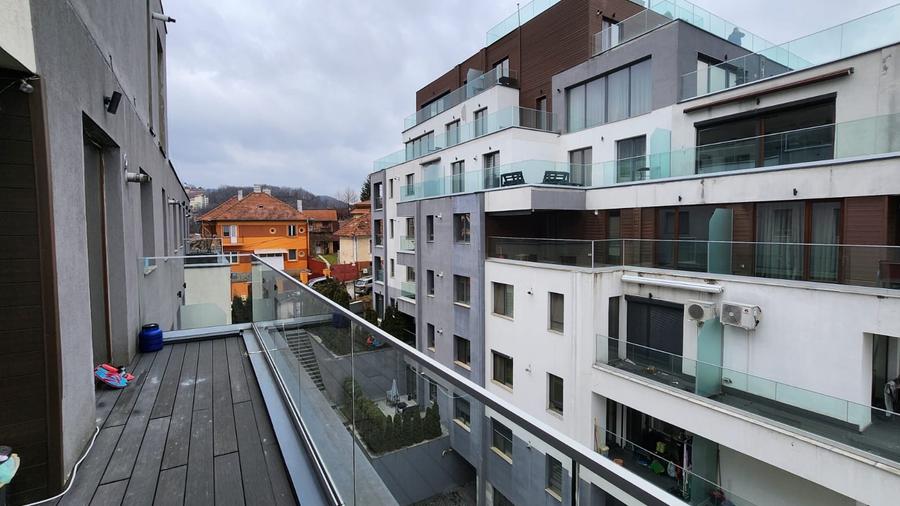 Apartament cu 3 camere decomandat, mobilat în 13 Decembrie