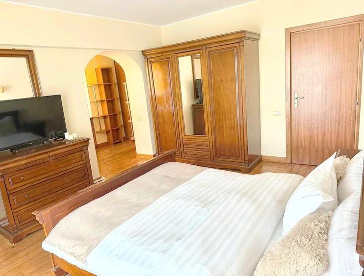 Apartament cu 3 camere decomandat în P-ța Unirii