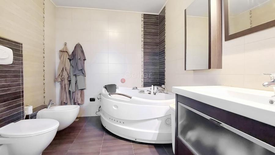 Casă individuală cu 5 camere cu Canalizare în Florilor