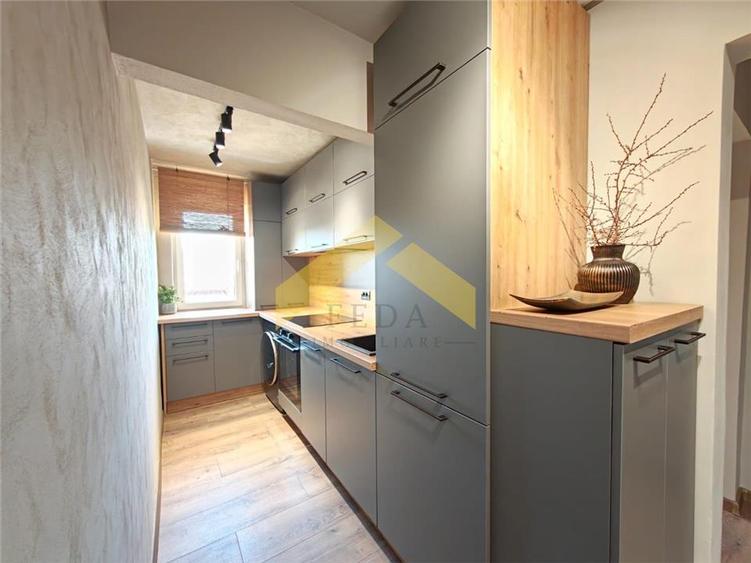 Apartament cu 3 camere semidecomandat, mobilat în Romanilor