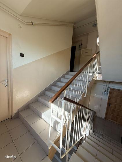 Apartament cu 3 camere decomandat în Girocului