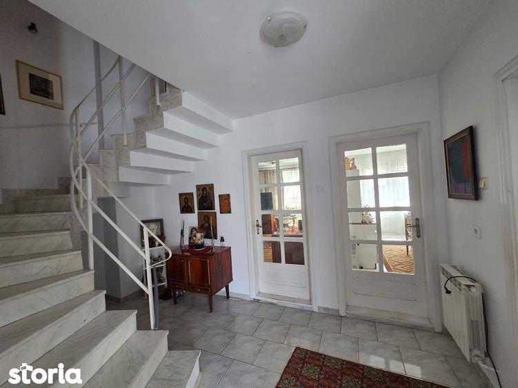 Casă cu 10 camere cu Teren 1293 Mp în Craiovei