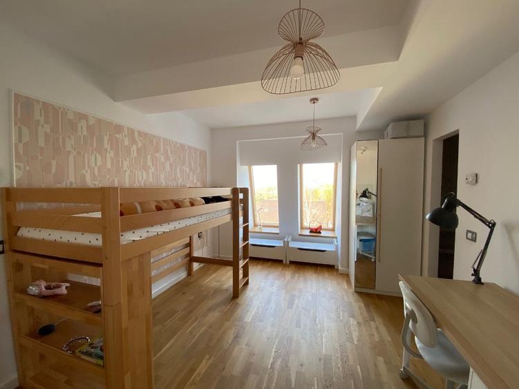 Apartament cu 4 camere în P-ta Presei Libere