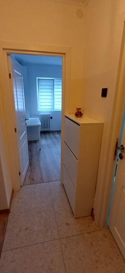Apartament cu 3 camere semidecomandat în Berceni