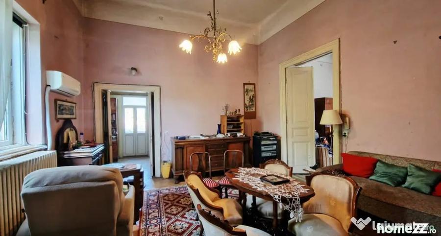 Apartament cu 5 camere semidecomandat în Dacia