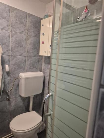 Apartament cu 3 camere semidecomandat, mobilat în Berceni