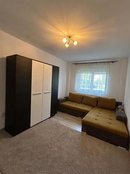 Apartament cu 4 camere semidecomandat în Florilor