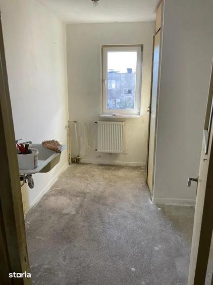 Apartament cu 2 camere semidecomandat în Craiovița Nouă