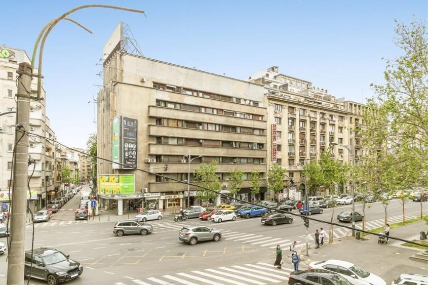 Apartament cu 3 camere semidecomandat în P-ța Romană