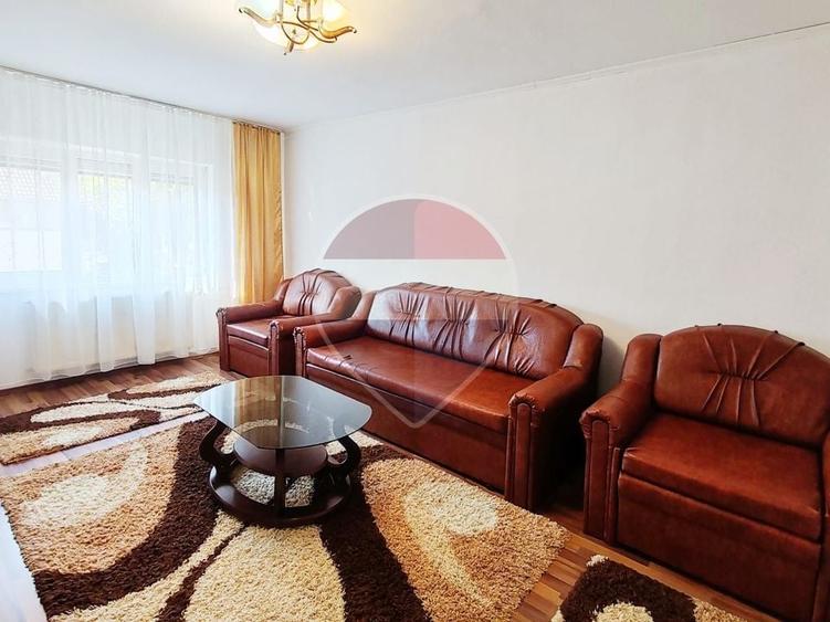 Apartament cu 3 camere semidecomandat, mobilat în Rogerius