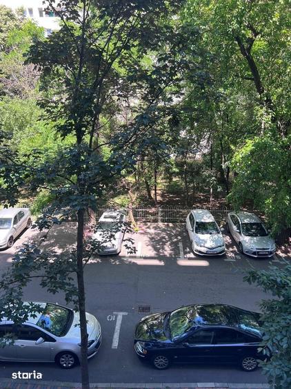 Apartament cu 3 camere semidecomandat în Titan
