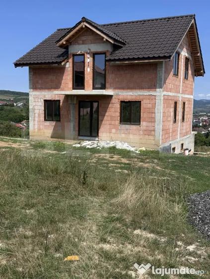 Casă cu 4 camere cu Teren 500 Mp în Dej