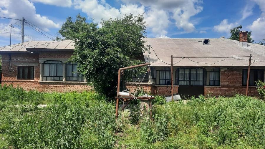 Casă cu 2 camere cu Teren 1000 Mp în Central