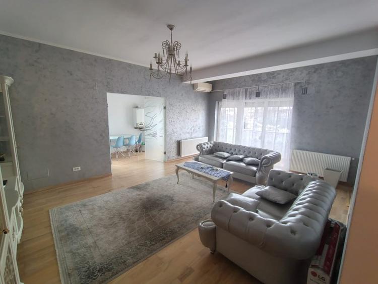 Apartament cu 3 camere semidecomandat, mobilat în Central