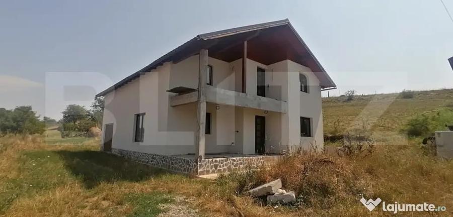 Casă cu 4 camere cu Teren 1400 Mp în Vințu de Jos