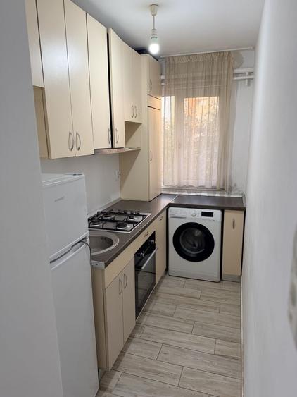 Apartament cu 3 camere semidecomandat în Craiovița Nouă