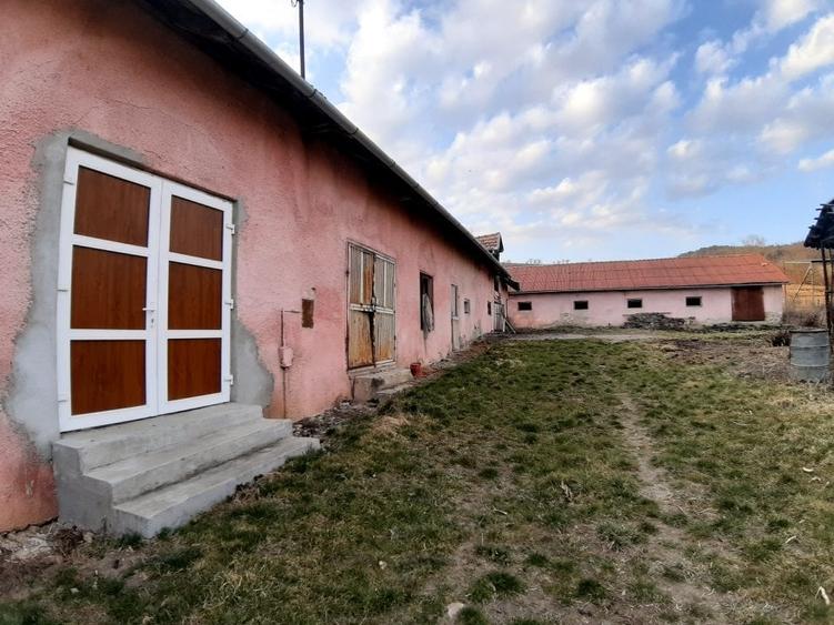 Casă cu 5 camere cu Teren 46000 Mp în Coroi