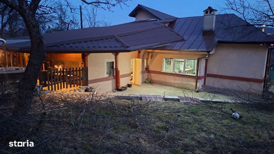 Casă cu 6 camere semidecomandat cu Teren 1400 Mp în Central