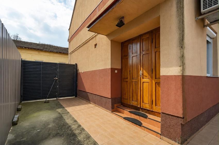 Casă individuală cu 5 camere cu Canalizare în Central